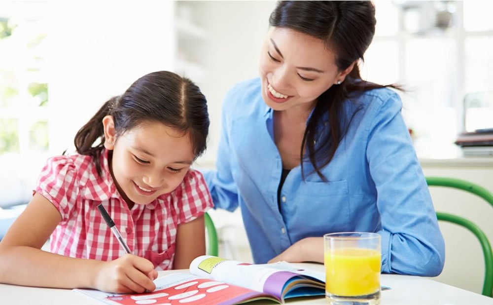 NINO-CON-PROFESORA-MATEMATICA-FACIL