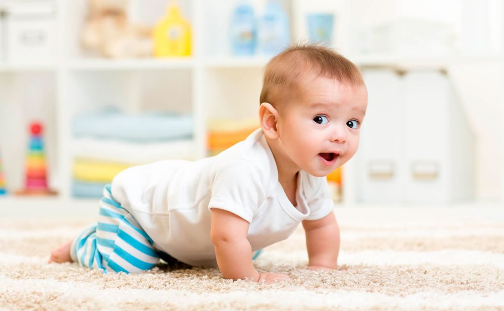 El bebe esta tranquilo y atento durante el dia