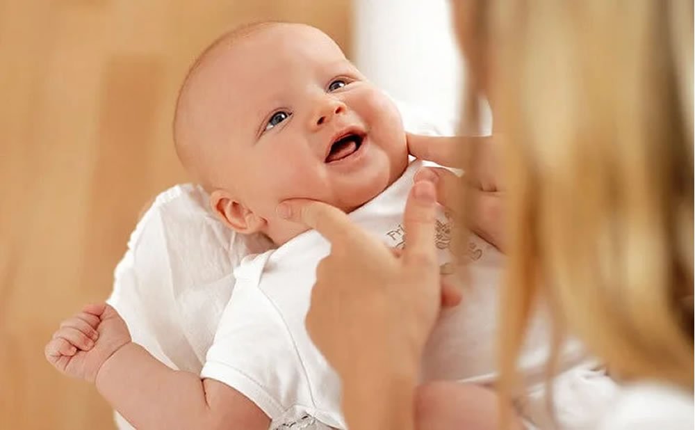 El bebe se calma con su tacto y el sonido de su voz