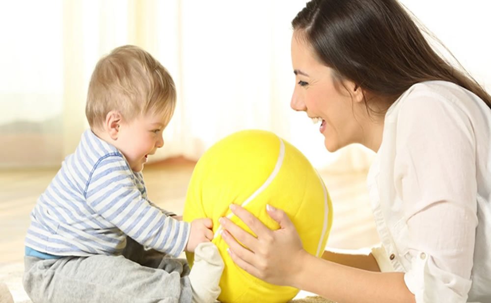 Enseñar al bebe a jugar con sus juguetes