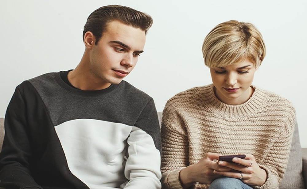 Señales de que tu pareja desconfia de ti