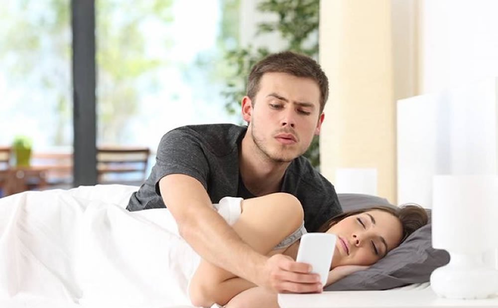 Si tu pareja desconfia fisgonea tu telefono