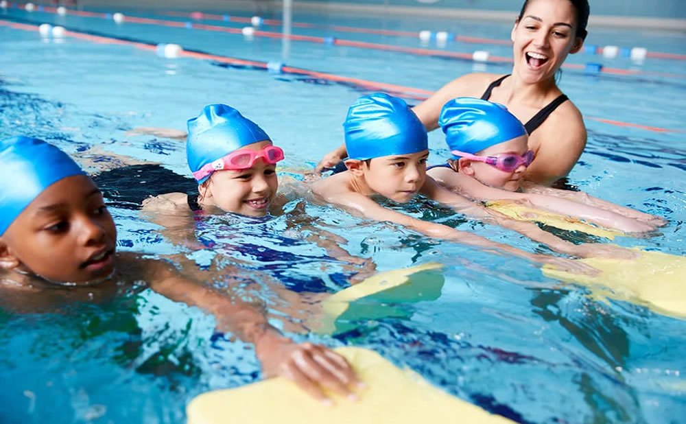 Aprende a mantener la seguridad de los niños en las clases de natación
