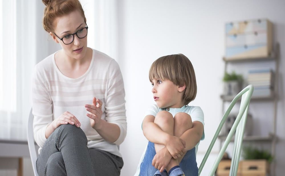 Como enseñar a un niño emotivo a enfrentar sus emociones inetensas