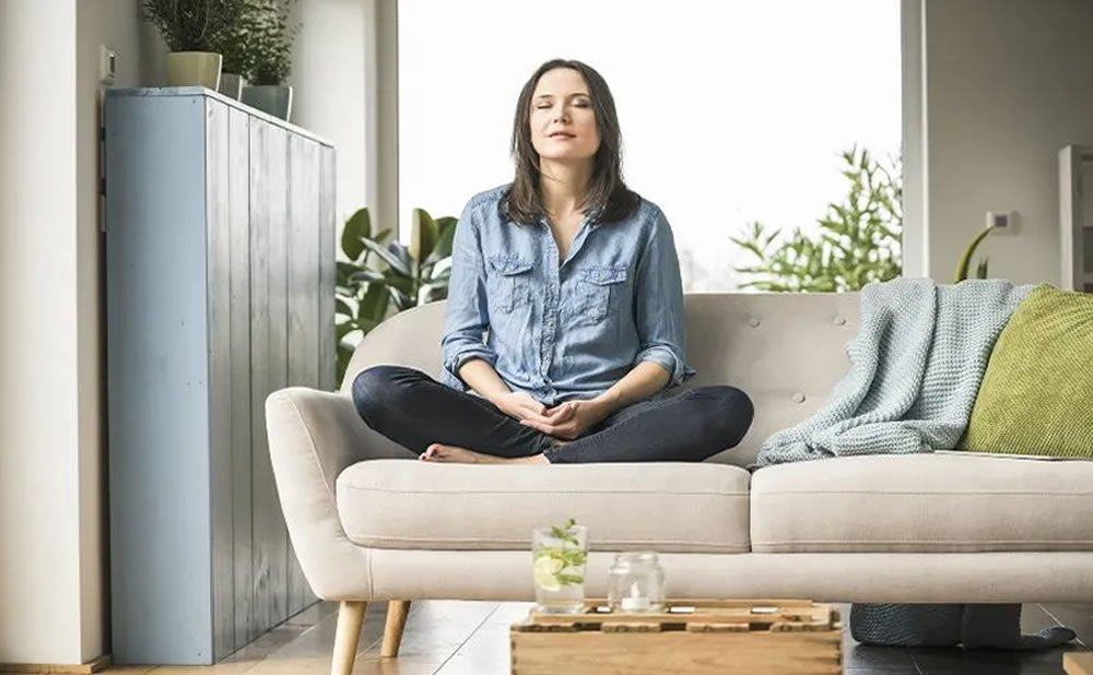 Haga un habito relajarse en casa meditacion