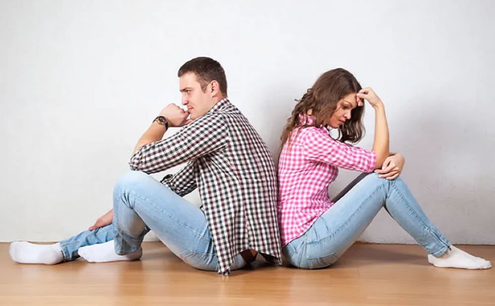 Salir con personas que no son adecuadas para ti para autosabotearse