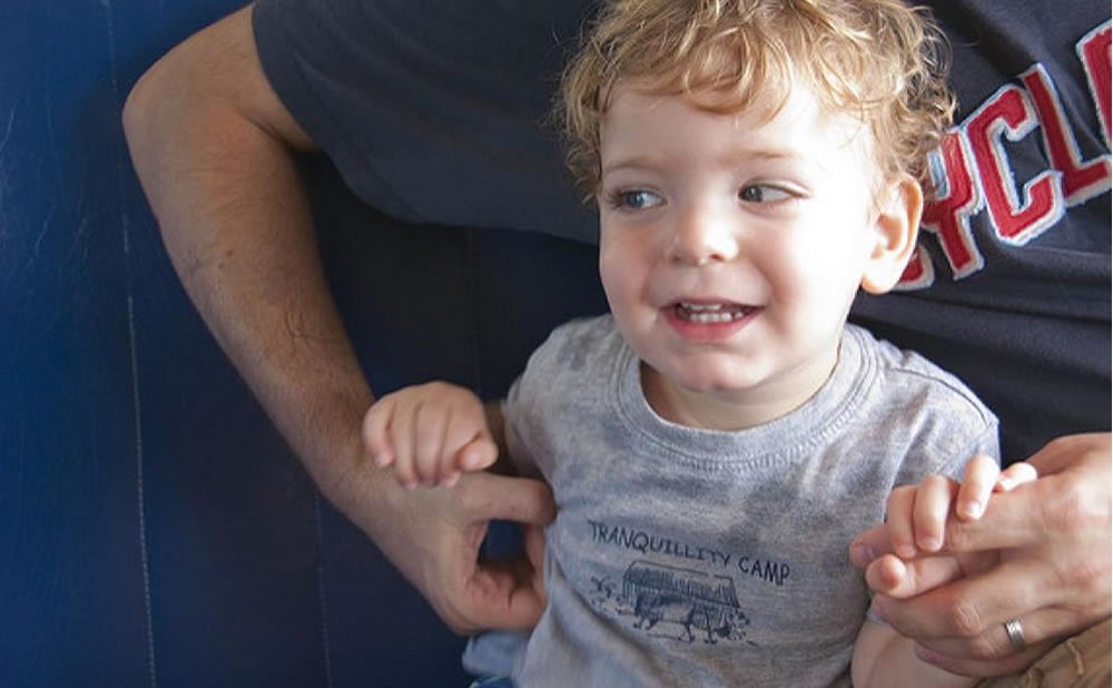 Señales de cosquillas no deseadas en los hijos