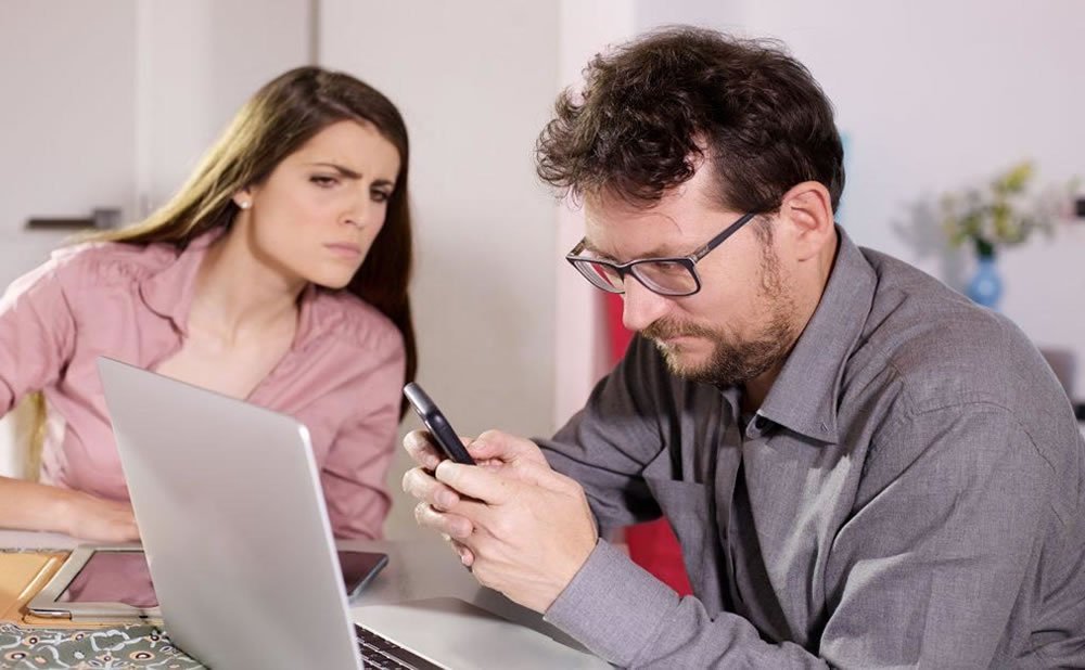 Un marido egoista espera que conozcas sus necesidades