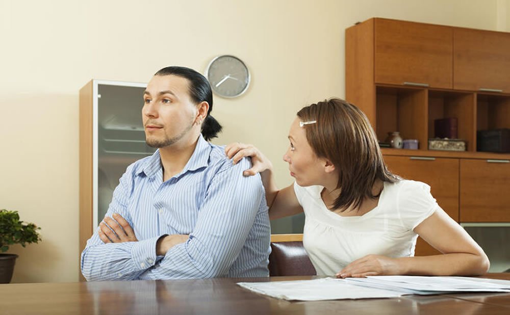 Un marido egoista no tiene en cuenta las opiniones de su esposa