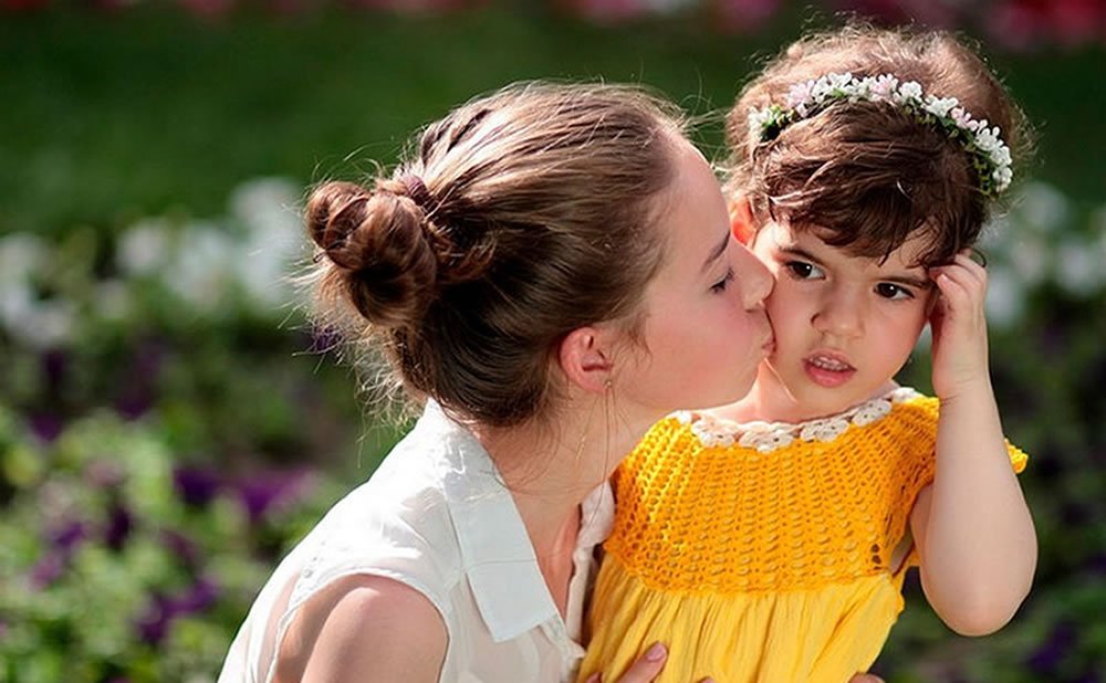 Un niño puede no querer muestras de afecto publicas