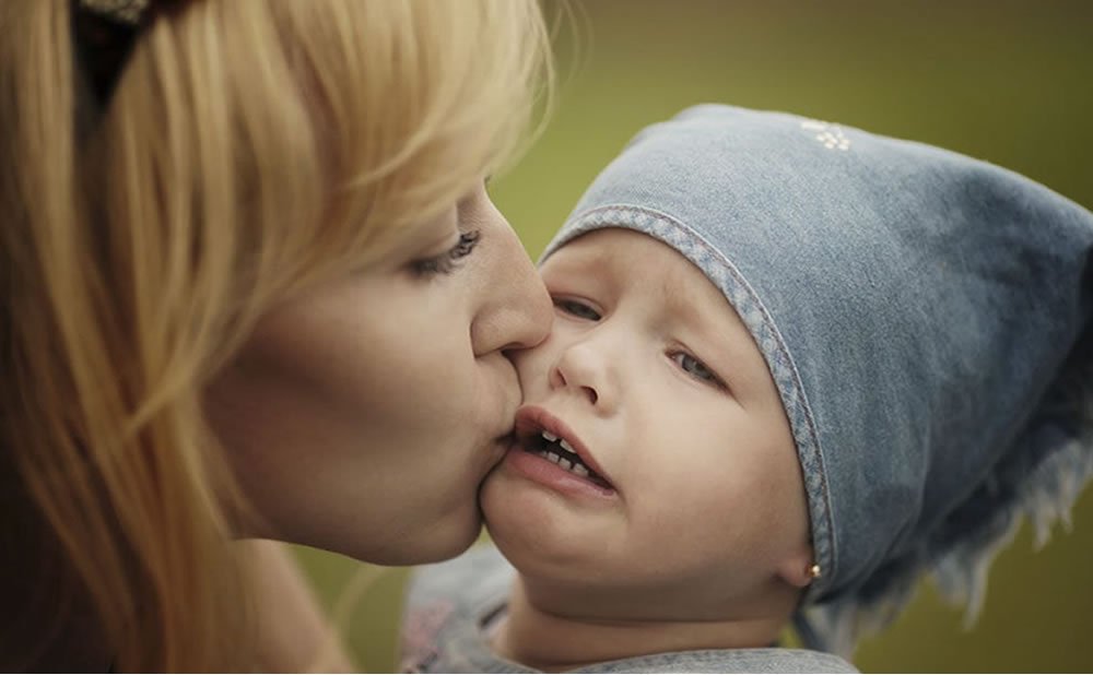Un niño rechaza a uno de sus padres