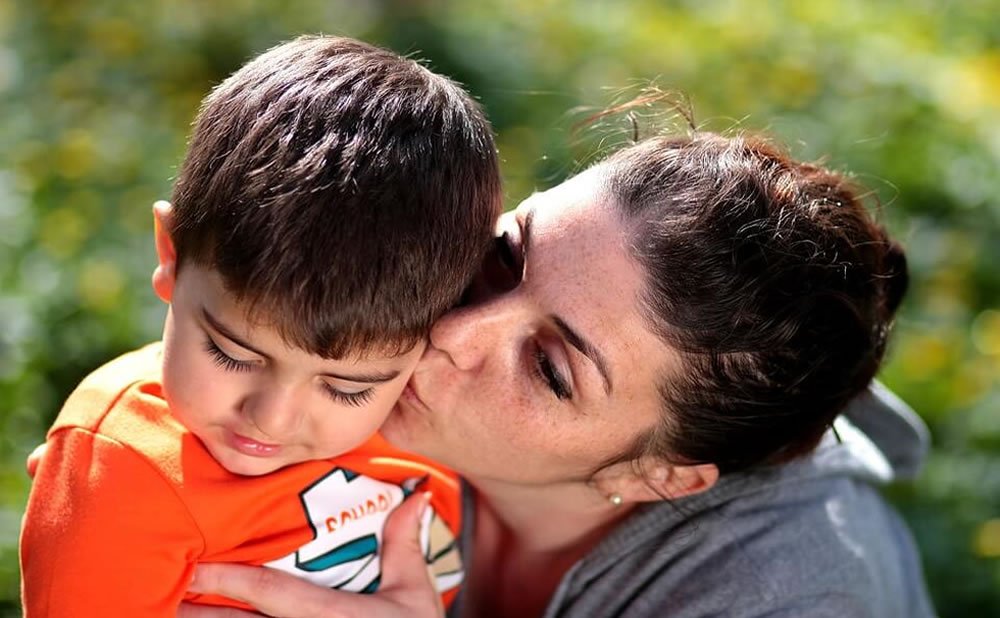 Un niño rechaza las muestras de afecto de sus padres