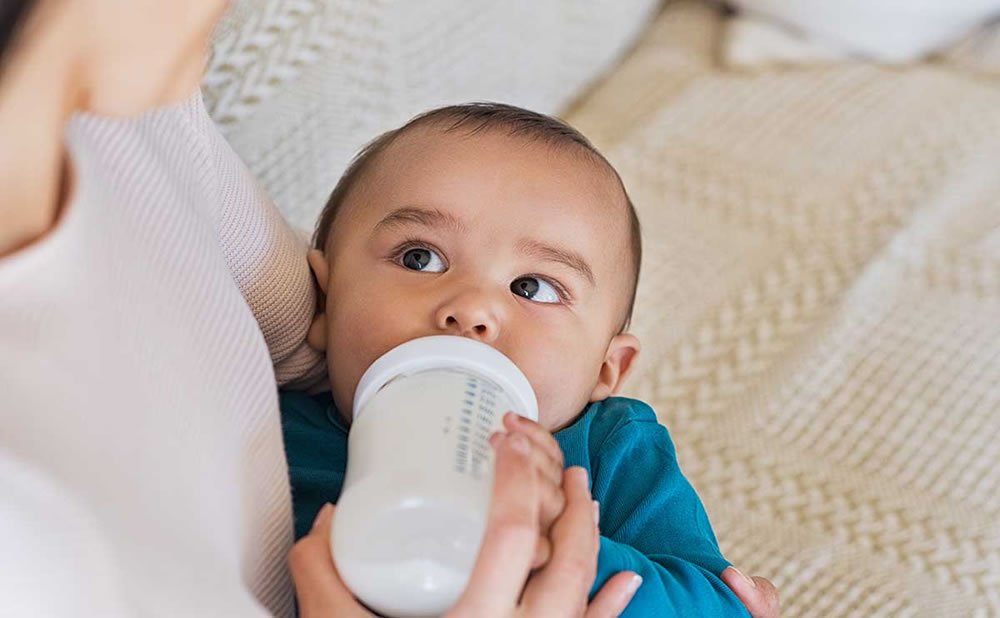 Observar si el bebe toma suficiente leche
