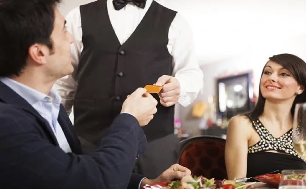 La cena siempre corre de tu cuenta
