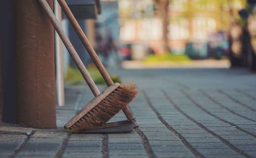 Supersticiones comunes una vieja escoba en un nuevo hogar