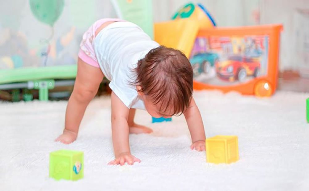 Alcanza lo alto y lo bajo enseña a caminar al BEBE