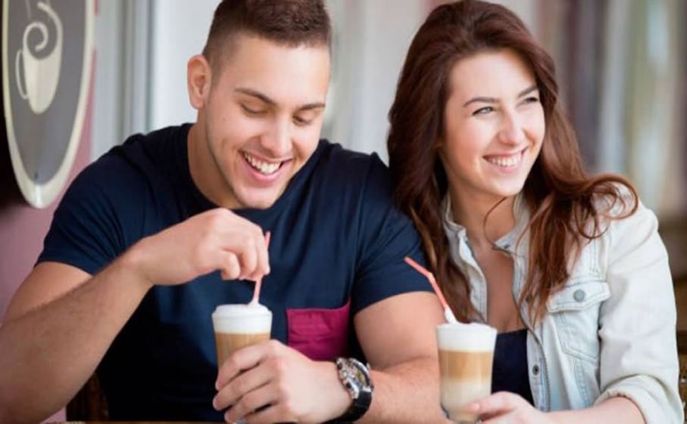 Sentido del humor hombres encuentran atractivo en mujeres