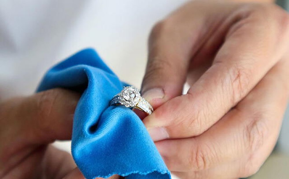 Asegurate de que las joyas esten limpias y secas