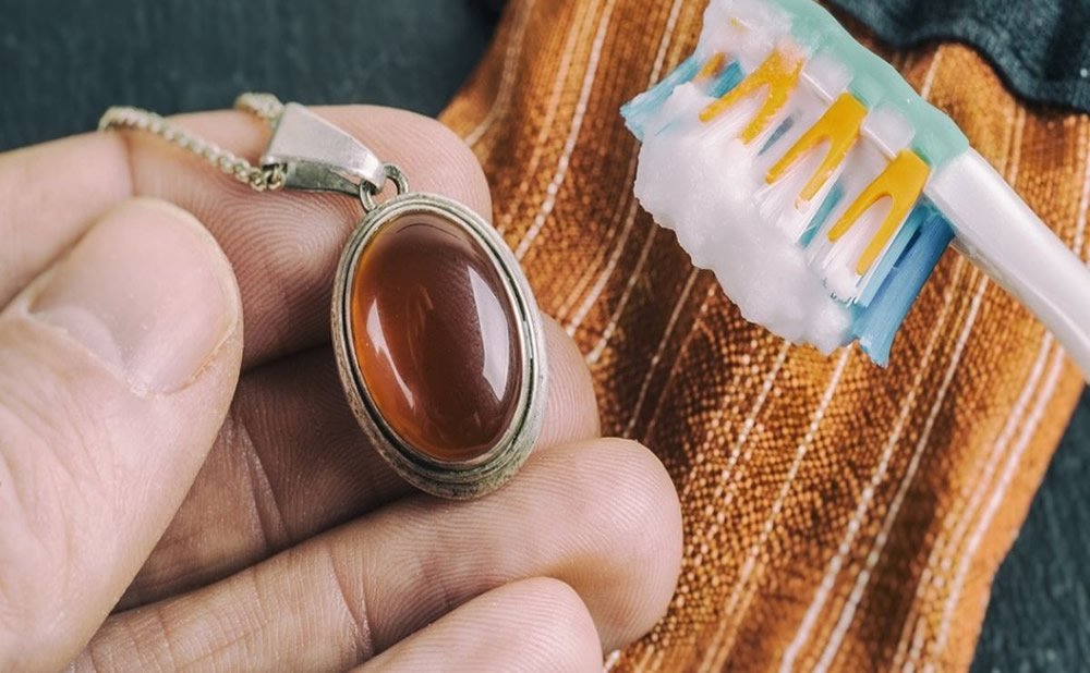 Cómo evitar que sus joyas se empañen