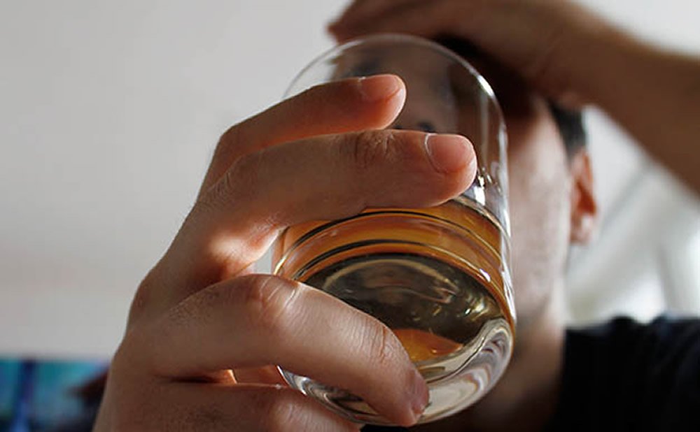 Como el alcohol provoca encogimiento del cerebro