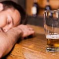 Descubre los sintomas de intoxicacion por alcohol y que hacer