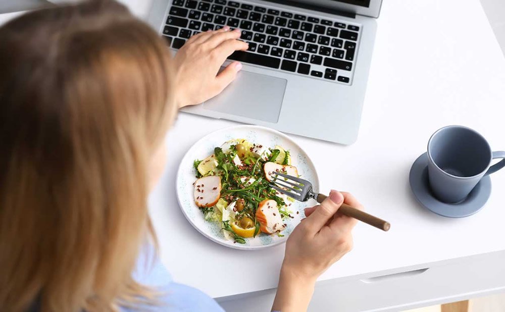 Fija una hora de comida regular trabajo desde casa