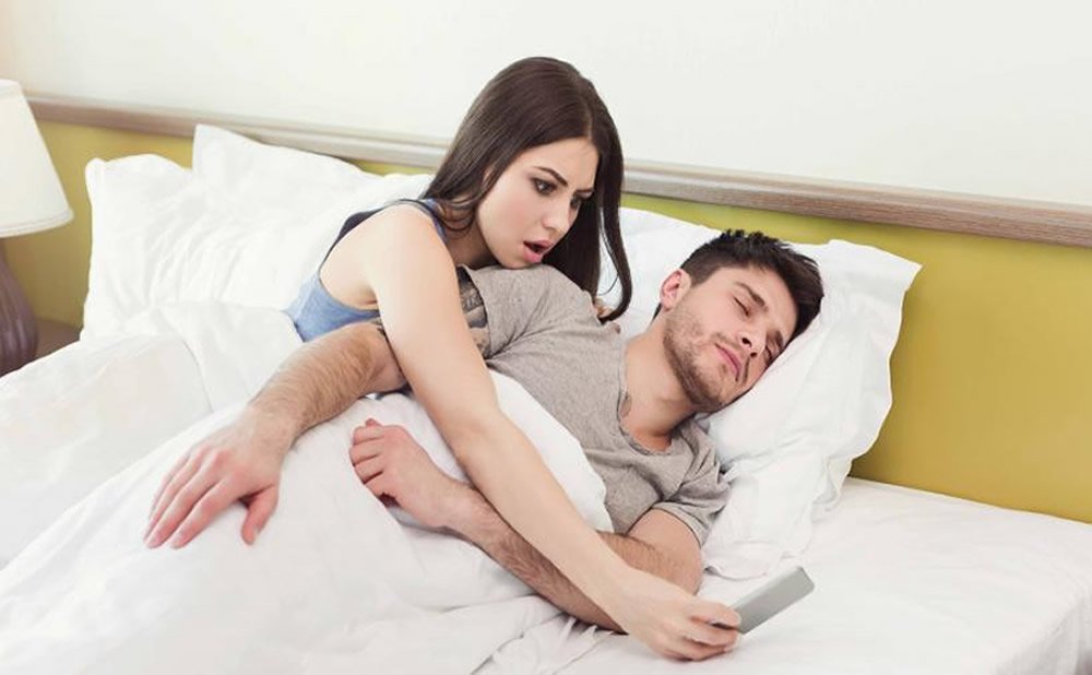 Por que sus parejas espian en sus relaciones
