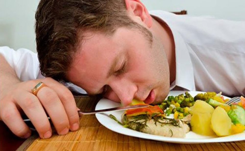 ¿Por qué me siento cansado después de comer?