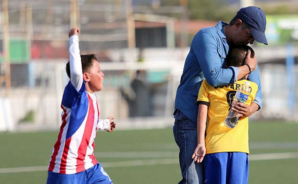 ¿Cómo los padres pueden manejar la ansiedad deportiva y apoyar a sus hijos en el campo?