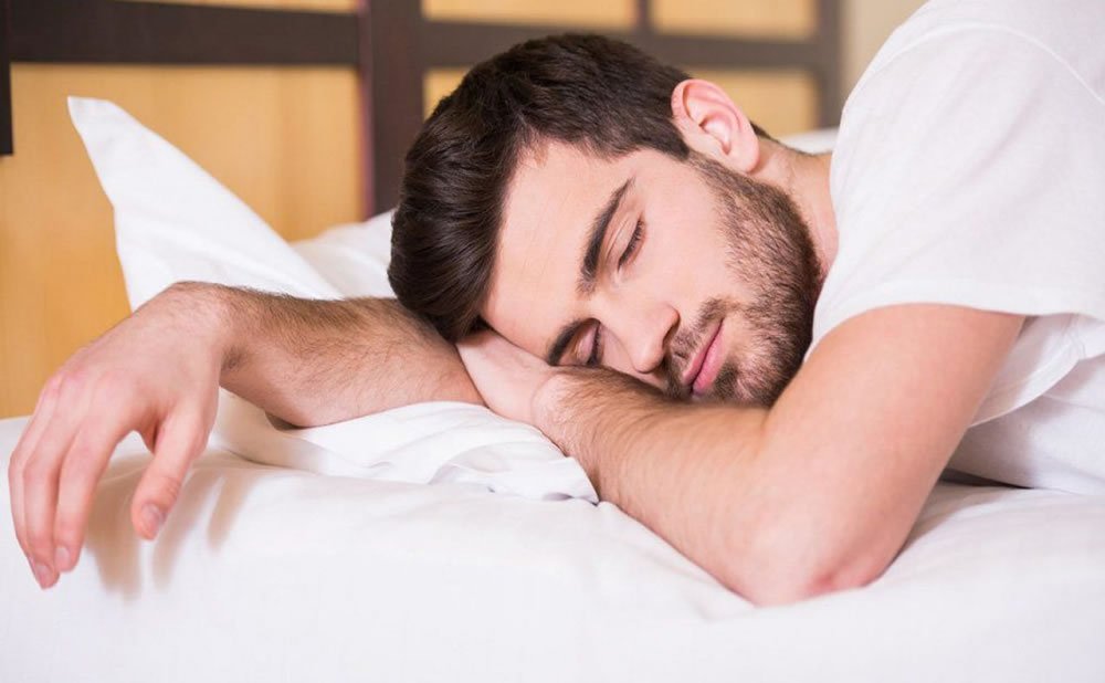 Durmiendo de estomago como influyen las posturas al dormir en tu bienestar