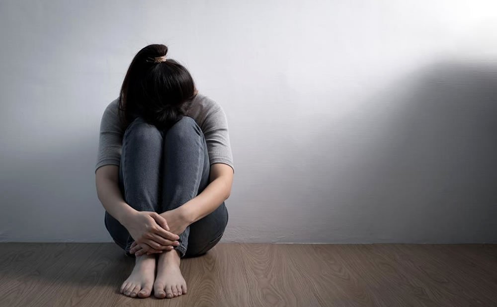 Las ideas suicidas pueden aumentar despues de comentar con los antidepresivos