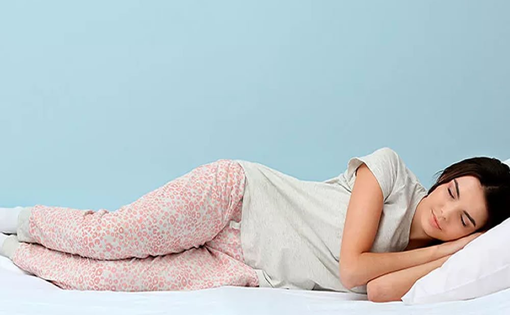 Posicion lateral como influyen las posturas al dormir en tu bienestar