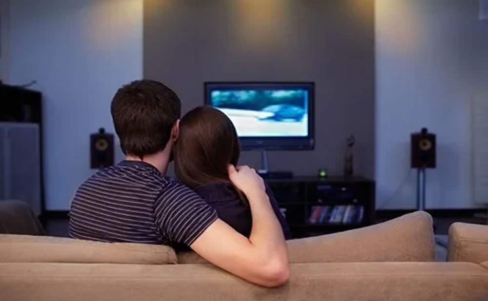 Acurruquese mientras ve la television como las rutinas pueden mejorar las relaciones