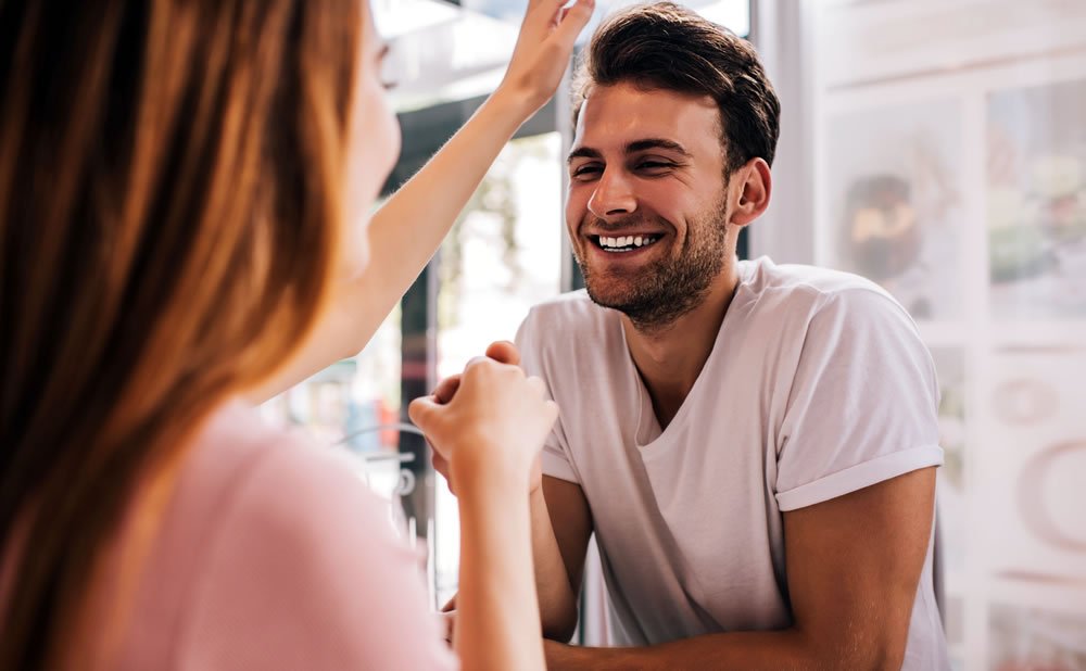 Ayudalo con sus habilidades sociales como lidiar con una pareja que tiene ojos errantes