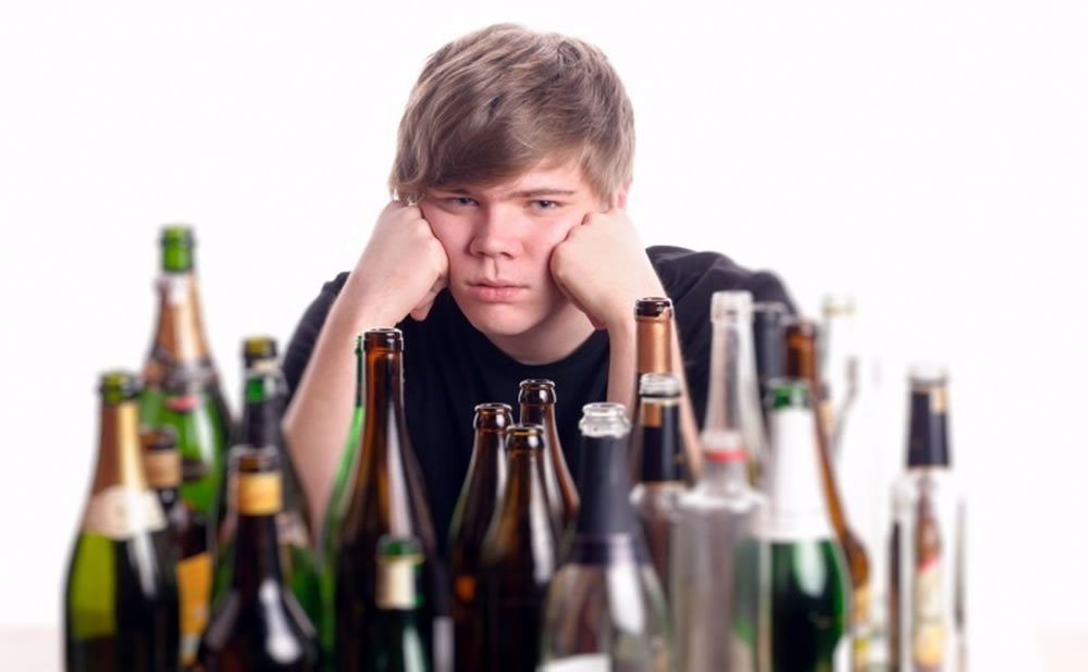 Experimentar con alcohol o drogas señales de advertencia de un adolescente con problemas por que los adolescentes con problemas usan el mal comportamiento para encubrir el dolor