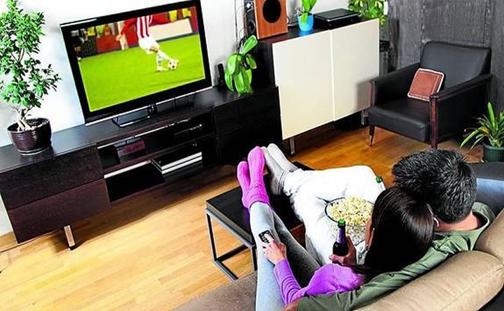 Miren television juntos como las rutinas pueden mejorar las relaciones