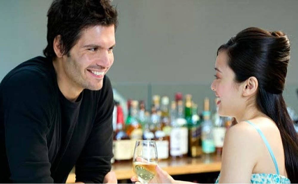 Sonrie y miralo como decirle a alguien que sientes algo por el