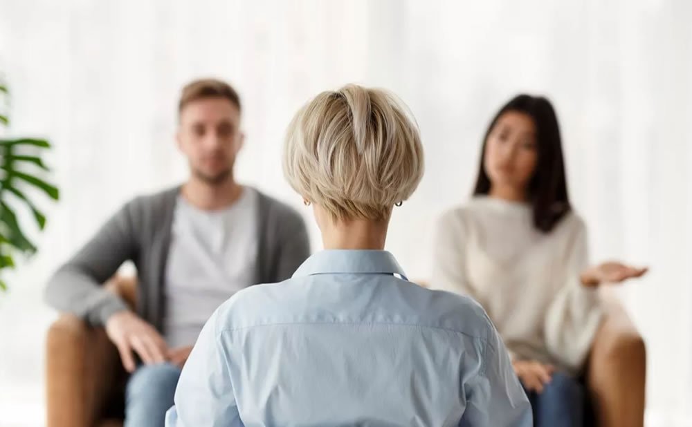 Evite el juicio como apoyar a una pareja que esta en terapia