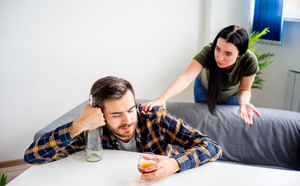 Evite emitir juicios como hablar con tu pareja sobre su consumo de alcohol