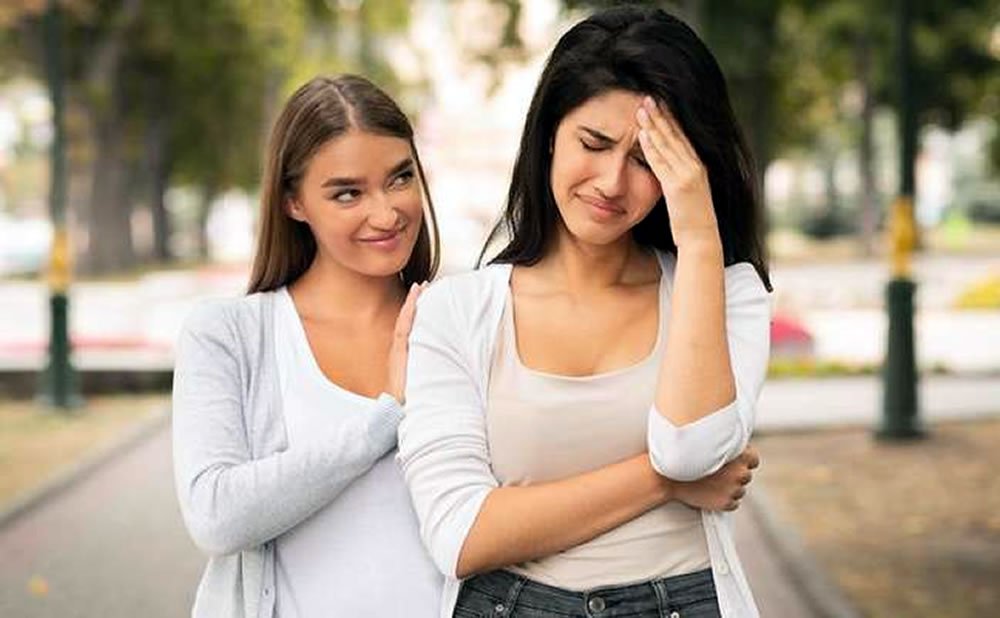 Señales de un falso amigo: cómo detectar uno a una milla de distancia