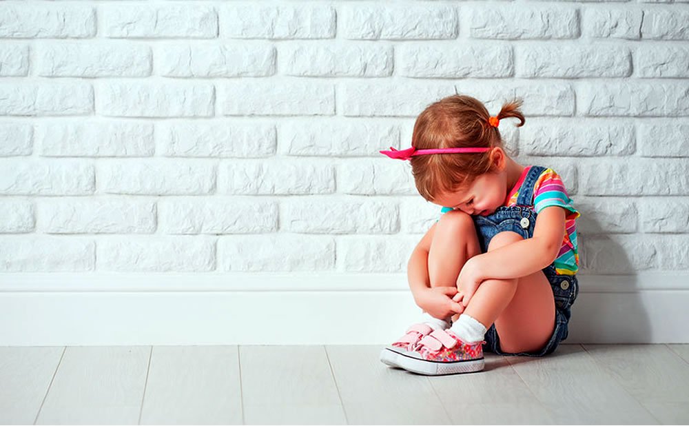 Cómo la negligencia emocional infantil puede aparecer en nuestra vida adulta