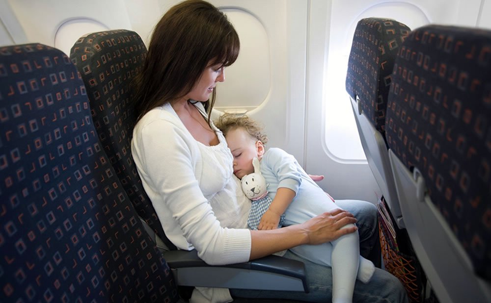 Consejos para viajar con un bebe hacer la maleta es perfecto como las vacaciones pueden afectar sus niveles de estres