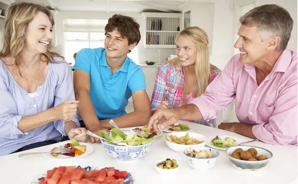 Amigos con lazos familiares como encajan los 4 tipos de amistad en tu vida