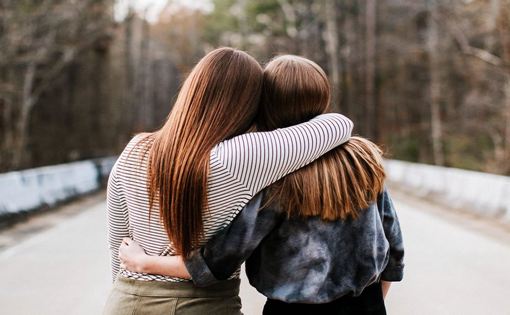 Podria ayudarme un amigo un familiar o un vecino cosas para considerar antes de llamar a la policia por alguien