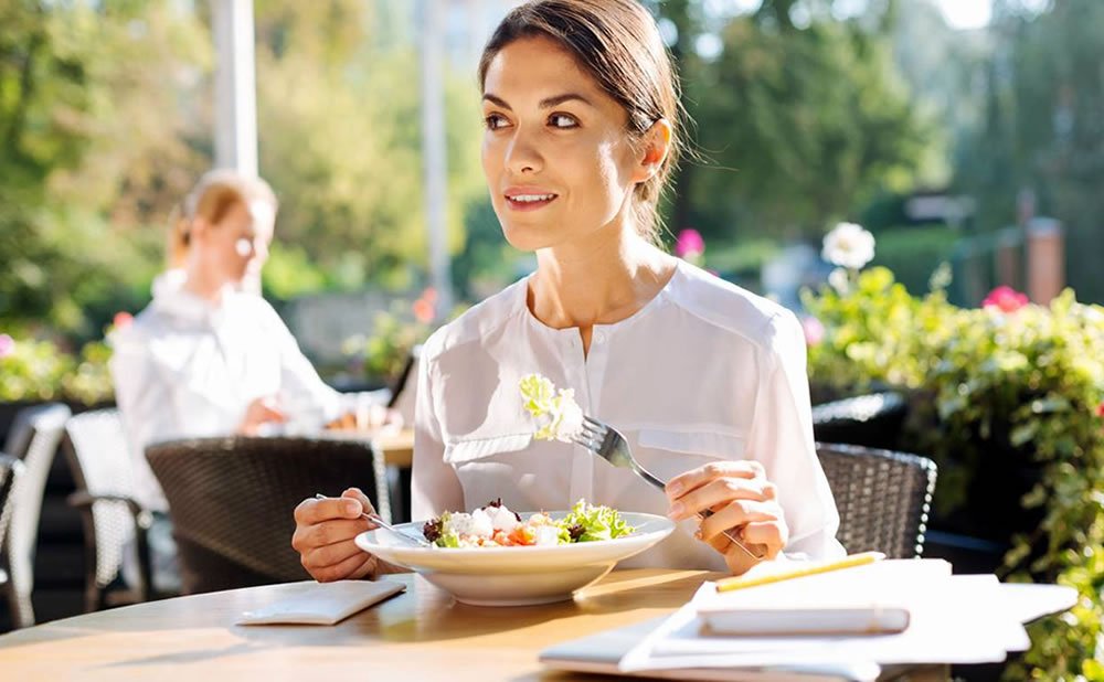 Comer solo consejos para tomarse tiempo para usted mismo