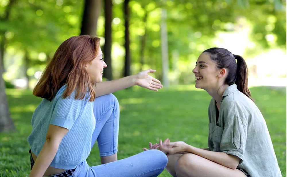 Consulte con su familia y amigos con frecuencia supere la ansiedad por las fiestas en la oficina con los mejores consejos
