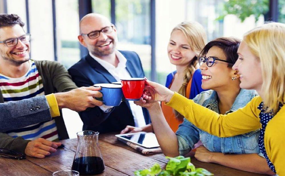 Mantenga la conversacion suepre la ansiedad por las fiestas en la oficina con los mejores consejos