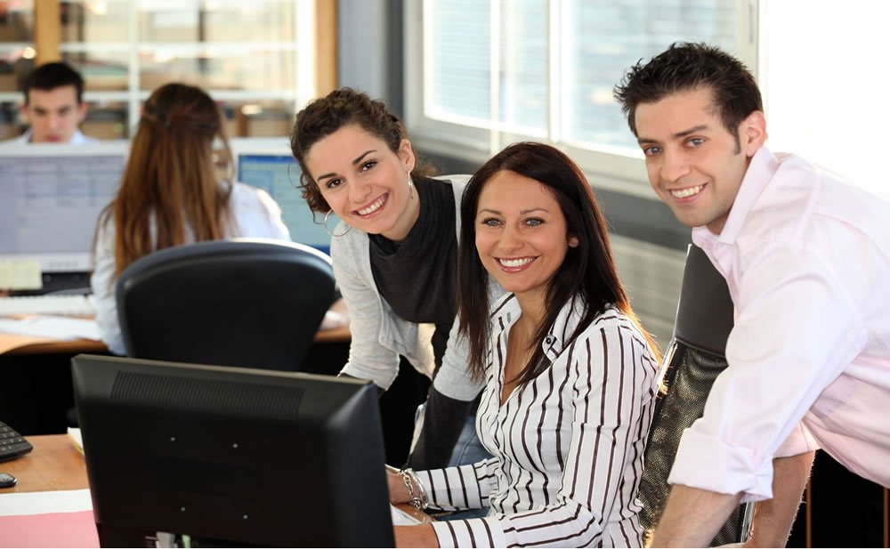 Participe en eventos grupos y celebraciones en la oficina como hacer amigos en el trabajo y mantener las cosas profesionales