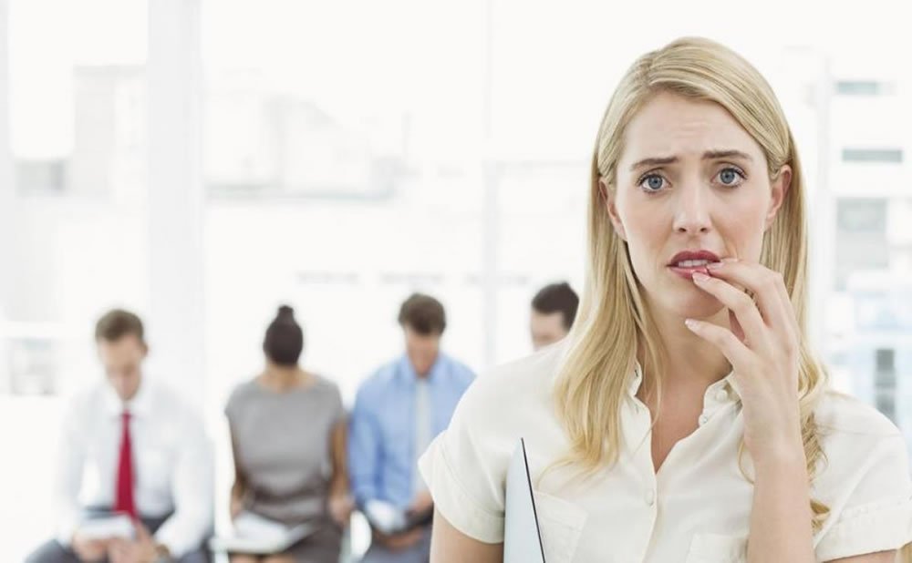 Eliminar factores estresantes como relajarse antes de una entrevista de trabajo