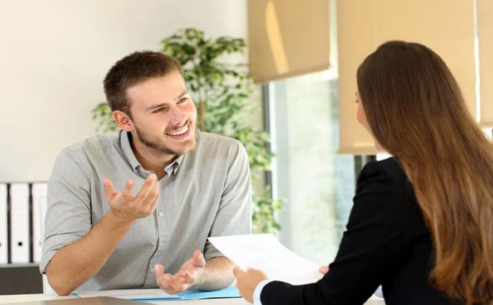 Hacer preguntas como relajarse antes de una entrevista de trabajo
